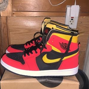 (Brand new in box ) NEVER WORN  AIR JORDAN RETRO 1 chili RED zoom highs